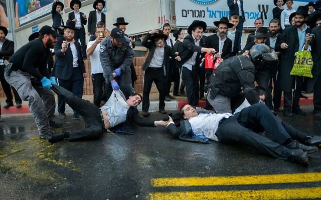 Affrontements entre Ultra-orthodoxes et policiers à Bnei Brak, le 20 novembre 2017. (Crédit : Yossi Zeliger/Flash90) Affrontements entre Ultra-orthodoxes et policiers à Bnei Brak, le 20 novembre 2017. (Crédit : Yossi Zeliger/Flash90)