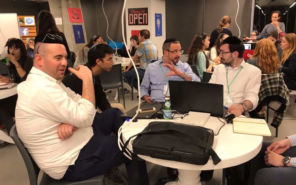 Lors du premier hackathon pour ultra-orthodoxes dans les bureaux de Facebook à Tel Aviv, les équipes concilient textes sacrés et technologie, 16 novembre 2017. (Crédit : Shoshanna Solomon/Times of Israel) Lors du premier hackathon pour ultra-orthodoxes dans les bureaux de Facebook à Tel Aviv, les équipes concilient textes sacrés et technologie, 16 novembre 2017. (Crédit : Shoshanna Solomon/Times of Israel)