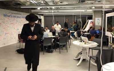 Les équipes du hackathon ultra-orthodoxe dans les bureaux de Facebook à Tel Aviv, le 16 novembre 2017. (Crédit : Shoshanna Solomon/Times of Israel)