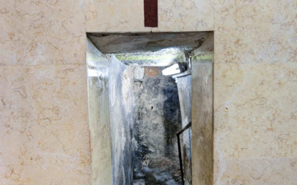 Une minuscule entrée, suivie de 51 marches d'escaliers, mène au puits d'Helena. (Crédit : Noam Chen)