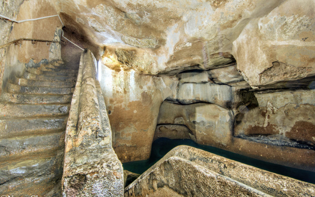 Salles médiévales souterraines avec un grand réservoir d'eau, le puits d'Helena. (Crédit : Noam Chen)