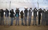 Des demandeurs d'asile protestent au centre de détention de Holot dans le sud du désert du Negev, en Israël, le 17 février 2014 (Crédit : Ilia Yefimovich/Getty Images)