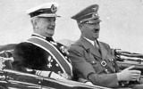 Le Régent de Hongrie Miklós Horthy de Nagybánya avec Adolf Hitler, année non précisée. (Crédit : Wikimedia Commons)