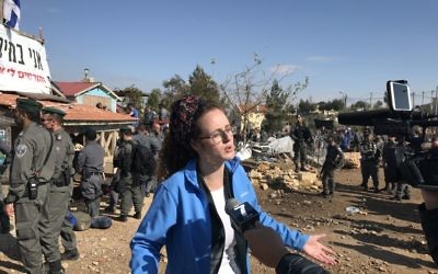 Liron Hyman, une habitante de  Netiv Haavot, parle aux médias lors de l'évacuation par les forces de sécurité d'une menuiserie dans l'avant-poste, le mercredi 19 novembre 2017 (Crédit :  Jacob Magid/Times of Israel)