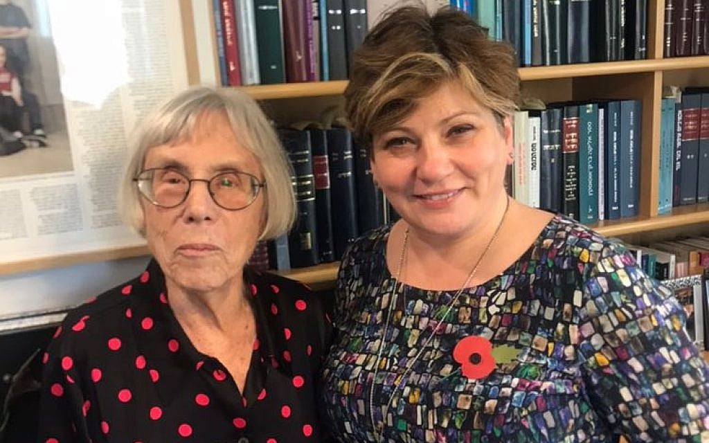 Emily Thornberry (à droite) avec l'ancienne juge de la Cour suprême, Dalia Dorner, à Jérusalem, le 9 novembre 2017 (Crédit : autorisation de Labor Friends of Israel) Emily Thornberry (à droite) avec l'ancienne juge de la Cour suprême, Dalia Dorner, à Jérusalem, le 9 novembre 2017 (Crédit : autorisation de Labor Friends of Israel)