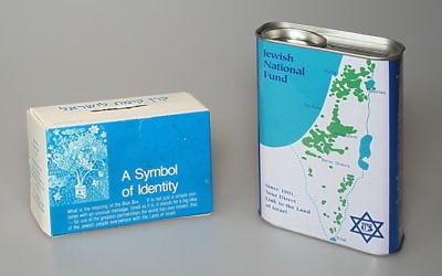 Le fonds national juif collecte de l'argent à travers des dons dans des boîtes qui ont cette apparence (Crédit :  Flickr Commons via JTA)