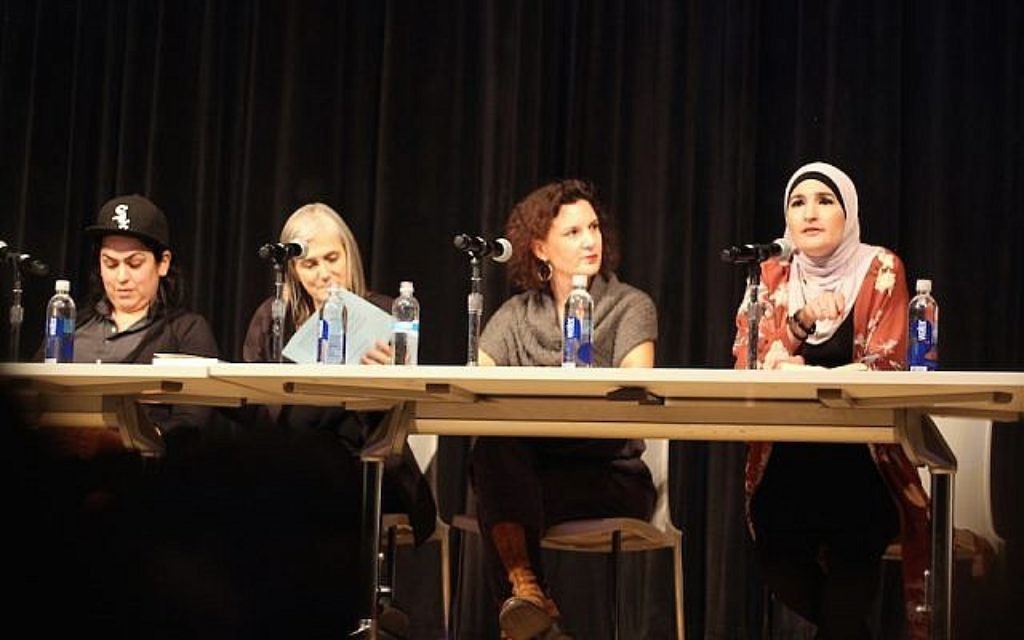 Linda Sarsour, à droite, parlant de l'antisémitisme lors d’une commission à la New School de New York, le 28 novembre 2017. D'autres participants, de gauche à droite, comprennant Lina Morales, Amy Goodman et Rebecca Vilkomerson. (Avec la permission de Jewish Voice for Peace)