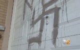 Un graffiti antisémite peint sur une maison juive à Staten Island, New York, le 17 octobre 2017. (Crédit : Capture d'écran CBS)