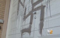 Un graffiti antisémite peint sur une maison juive à Staten Island, New York, le 17 octobre 2017. (Crédit : Capture d'écran CBS)
