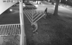 Des images de caméra de sécurité d'étudiants de l'université de l'Illinois vandalisant la menorah du campus en 2017 (Crédit : Capture d'écran YouTube)