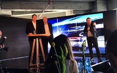 Le président de Daimler AG, Dieter Zetsche, au centre, avec Ola Källenius, responsable de la recherche de groupe chez Mercedes-Benz Cars Development (à gauche) lors du lancement du centre technique Mercedes-Benz Tel Aviv; 16 novembre 2017 (Crédit : Shoshanna Solomon / TimesofIsrael)