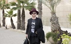 Boy George, du Club Culture, arrive à Tel Aviv avant son concert du 7 novembre, son premier en Israël en 30 ans (Crédit : avec l'autorisation d'Orit Pnini)