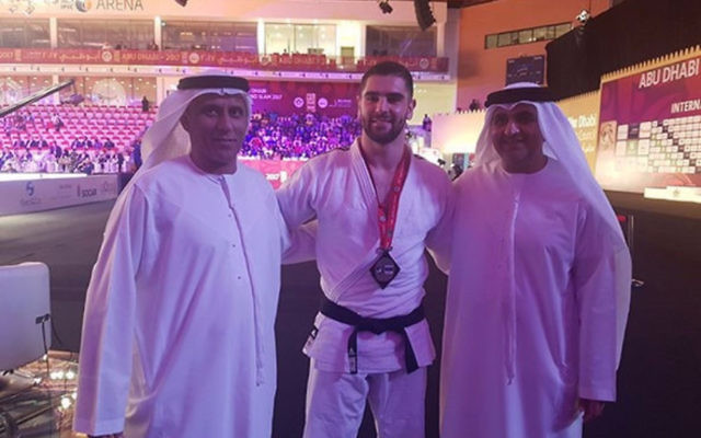 Le judoka israélien Peter Paltchik avec des responsables émiratis lors du Grand Chelem d'Abu Dhabi le 28 octobre 2017 (Crédit : IJF) Le judoka israélien Peter Paltchik avec des responsables émiratis lors du Grand Chelem d'Abu Dhabi le 28 octobre 2017 (Crédit : IJF)