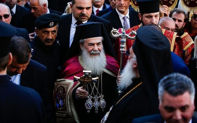 Le patriarche orthodoxe grec Théophile III arrive à l'église de la Nativité de Bethléem en Cisjordanie, construite sur le site où les chrétiens pensent que Jésus est né, la veille de Noël selon le calendrier orthodoxe oriental, le 6 janvier 2017. (Crédit : Wisam Hashlamoun / Flash90)