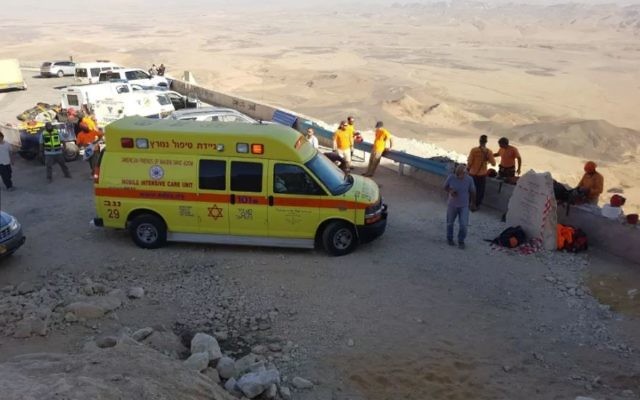 Les services d'urgence sur la scène d'un accident de descente en rappel au Mitzpeh Ramon le 16 novembre 2017 (Crédit : Porte-parole MDA) Les services d'urgence sur la scène d'un accident de descente en rappel au Mitzpeh Ramon le 16 novembre 2017 (Crédit : Porte-parole MDA)