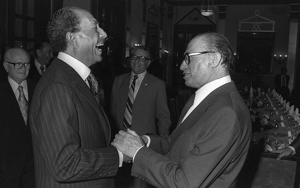 Le Premier ministre Menachem Begin (à droite) et le président égyptien Anwar Sadat au King David Hotel, le 9 novembre 1977. (Crédit : Yaakov Saar/GPO archive)