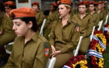 Des soldats israéliennes lors d'une cérémonie officielle pour Yom HaZikaron, au cimetière militaire de Kiryat Shaul à Tel Aviv, le 1er mai 2017. (Crédit : Gili Yaari/Flash90)