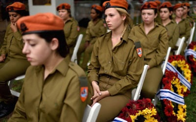 Des soldats israéliennes lors d'une cérémonie officielle pour Yom HaZikaron, au cimetière militaire de Kiryat Shaul à Tel Aviv, le 1er mai 2017. (Crédit : Gili Yaari/Flash90)