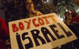 Des manifestants pour le boycott de l'Etat juif devant la Délégation gouvernementale espagnole, à Barcelone, le 20 octobre 2015 (Crédit : Albert Llop/Anadolu Agency/Getty Images/via JTA/File)