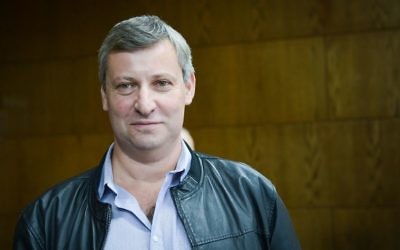 L'ancien ministre du tourisme Stas Misezhnikov arrive à la cour de magistrat de Tel-Aviv le 21 novembre 2017. (Flash90)