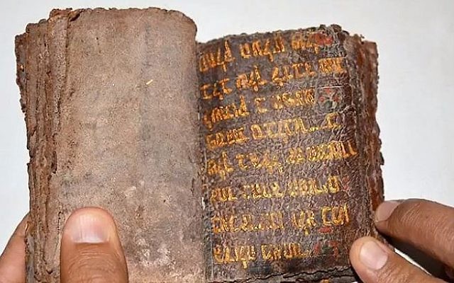 Un manuscrit biblique, qui serait vieux de 700 ans, saisi par la police turque en novembre 2017. (Crédit : capture d'écran YouTube)