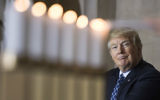 Le président américain Donald Trump regarde l'allumage des bougies de commémoration durant la journée annuelle de commémoration de l'Holocauste lors d'une cérémonie organisée au Capitole, le 25 avril 2017 (Crédit : Tom Williams/CQ Roll Call/Getty Images via JTA)