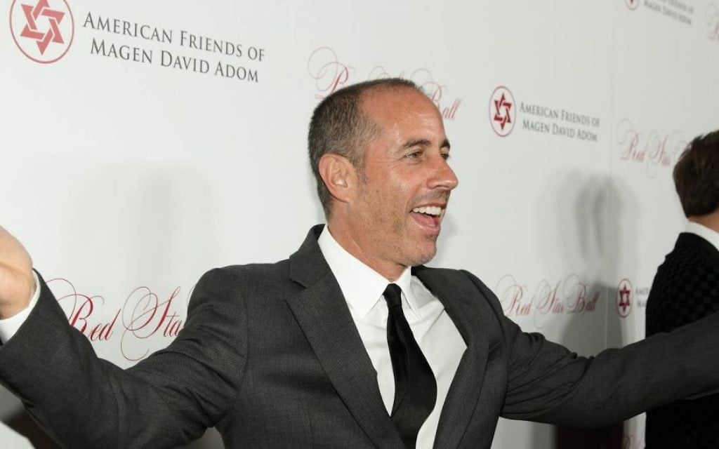 Le comédien Jerry Seinfeld arrivant au bal de bienfaisance du Magen David Adom de Los Angeles, Etats-Unis, le 22 octobre 2015 (Crédit : Autorisation) Le comédien Jerry Seinfeld arrivant au bal de bienfaisance du Magen David Adom de Los Angeles, Etats-Unis, le 22 octobre 2015 (Crédit : Autorisation)