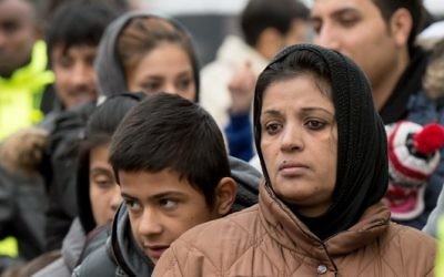 Photo d'illustration : Les demandeurs d'asile musulmans attendent leur enregistrement après leur arrivée dans un centre pour réfugiés de Giessen, en Allemagne, le 2 décembre 2015