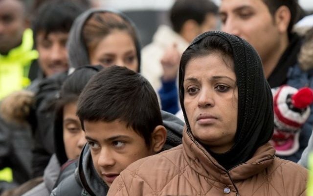 Photo d'illustration : Les demandeurs d'asile musulmans attendent leur enregistrement après leur arrivée dans un centre pour réfugiés de Giessen, en Allemagne, le 2 décembre 2015