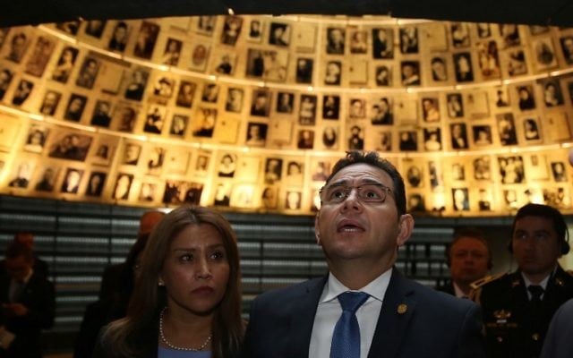 Le président guatémaltèque Jimmy Morales (à droite) et son épouse Gilda Marroquin au Mémorial de l'Holocauste Yad Vashem à Jérusalem le 28 novembre 2016 (Crédit : AFP / Gali Tibbon) Le président guatémaltèque Jimmy Morales (à droite) et son épouse Gilda Marroquin au Mémorial de l'Holocauste Yad Vashem à Jérusalem le 28 novembre 2016 (Crédit : AFP / Gali Tibbon)