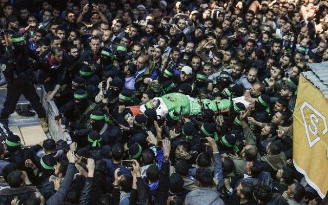 Le corps du terroriste du Hamas Mazen Faqha est porté par des membres des Brigades Izz ad-Din al-Qassam, la branche militaire du Hamas, lors de ses funérailles dans la ville de Gaza le 25 mars 2017 (AFP / Mahmud Hams)