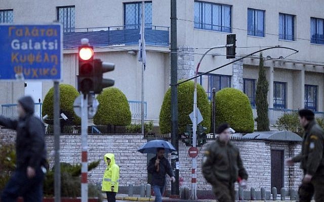 Illustration : la police rassemblée devant l'ambassade israélienne à Athènes, le 12 décembre 2014. (Crédit : AFP/Louisa Gouliamaki)