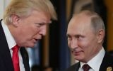 Le président américain Donald Trump, à gauche, parle avec Vladimir Poutine lors de la rencontre des chefs économiques de l'APEC dans le cadre du sommet des dirigeants de la Coopération économique Asie-Pacifique (APEC) dans la ville vietnamienne de Danang, le 11 novembre 2017 (Crédit : AFP / SPUTNIK / Mikhail KLIMENTYEV)