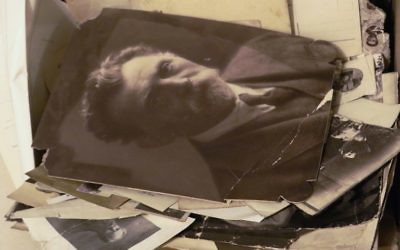 Des photographies retrouvées dans une collection de documents juifs retrouvés dans une église de VIlnius, Lituanie, et qui ont été transférés au Centre de recherche Judaica de la bibliothèque nationale lituanienne de Vilnius, le 3 novembre 2017 (Crédit : AFP / Petras Malukas)