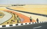 Des ouvriers sur le chantier de la nouvelle capitale administrative, à 45 km du Caire. Les travaux de constructions devraient prendre fin en 2022, selon les autorités. (Crédit : MOHAMED EL-SHAHED / AFP)