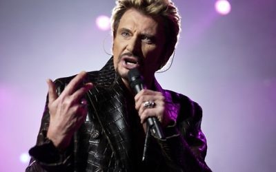 Johnny Hallyday, le 15 décembre 2003 sur scène à Paris. (Crédit : AFP /ARCHIVES / BERTRAND GUAY)