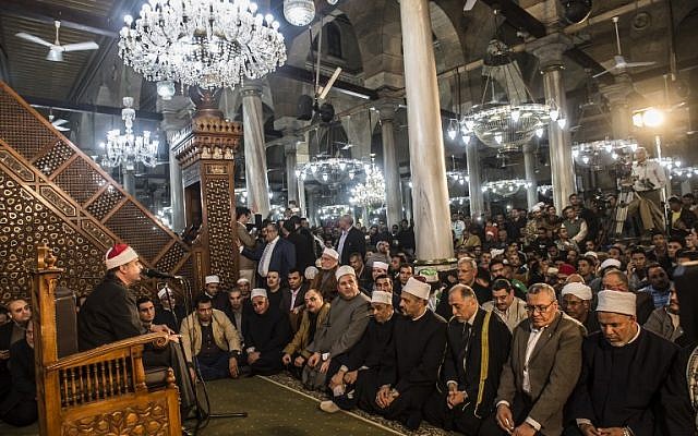 Foule de fidèles dans une mosquée une semaine après un massacre perpétré dedans, le 1er décembre 2017 (Crédit : AFP/KHALED DESOUKI)) Foule de fidèles dans une mosquée une semaine après un massacre perpétré dedans, le 1er décembre 2017 (Crédit : AFP/KHALED DESOUKI))
