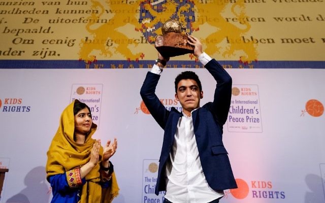 Mohamad Al Jounde, un Syrien de 16 ans, a reçu le  Prix international de la Paix des Enfants, des mains de la militante pakistanaise et prix Nobel de la Paix, Malala Yousafzai, le 4 décembre 2017, à La Haye. (Crédit : Robin van Lonkhuijsen / ANP / AFP)