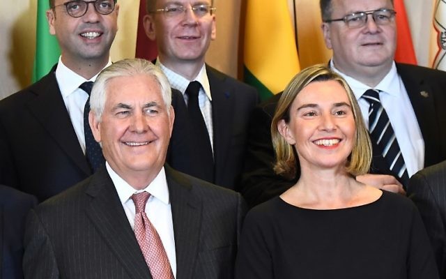 Le secrétaire d'Etat américain Rex Tillerson, à gauche, et la responsable de la politique étrangère de l'UE, à droite, posent pour une photo de groupe avec les ministres des Affaires étrangères de l'UE au Conseil de l'Union européenne de Bruxelles, le 5 décembre 2017 (Crédit : AFP PHOTO / POOL / Emmanuel DUNAND) Le secrétaire d'Etat américain Rex Tillerson, à gauche, et la responsable de la politique étrangère de l'UE, à droite, posent pour une photo de groupe avec les ministres des Affaires étrangères de l'UE au Conseil de l'Union européenne de Bruxelles, le 5 décembre 2017 (Crédit : AFP PHOTO / POOL / Emmanuel DUNAND)
