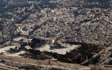 Une vue aérienne de la Vieille Ville de Jérusalem prise le 11 janvier 2010. (Crédit : AFP Photo/AFP Files/Marina Passos)