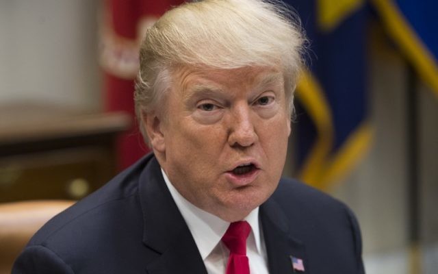 Le président Donald Trump s'exprime pendant un déjeuner avec les républicains du sénat dans la Salle Roosevelt de la Maison Blanche à Washington, le 5 décembre 2017 (Crédit : AFP/ SAUL LOEB)