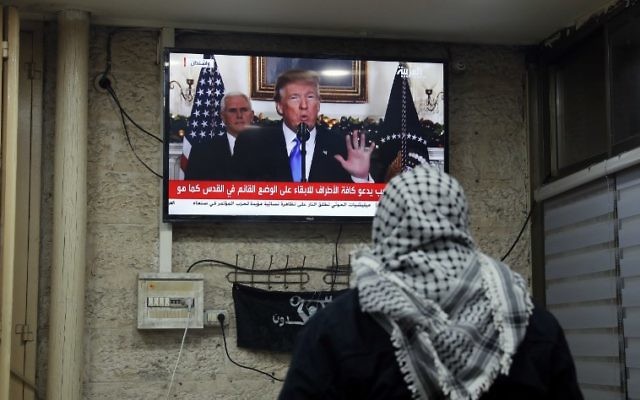 Une photo prise le 6 décembre 2017 montre un Palestinien regardant une allocution prononcée par le président américain Donald Trump, où il annonce la reconnaissance américaine de Jérusalem comme la capitale d'Israël, dans un café à Jérusalem (Crédit : Ahmad GHARABLI / AFP) Une photo prise le 6 décembre 2017 montre un Palestinien regardant une allocution prononcée par le président américain Donald Trump, où il annonce la reconnaissance américaine de Jérusalem comme la capitale d'Israël, dans un café à Jérusalem (Crédit : Ahmad GHARABLI / AFP)