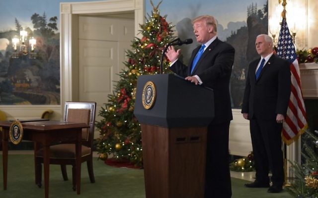 Le président américain Donald Trump durant sa déclaration sur le statut de Jérusalem accompagné de Mike Pence, vice-président américain, dans la salle de réception diplomatique de la Maison-Blanche, à Washington, le 6 décembre 2017 (Madel Ngan / AFP) Le président américain Donald Trump durant sa déclaration sur le statut de Jérusalem accompagné de Mike Pence, vice-président américain, dans la salle de réception diplomatique de la Maison-Blanche, à Washington, le 6 décembre 2017 (Madel Ngan / AFP)