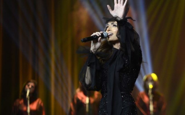 La chanteuse libanaise Hiba Tawaji lors du tout premier concert féminin dans la capitale Riyad au King Fahd Cultural Centre dans la capitale saoudienne Riyad, en Arabie saoudite, le 6 décembre 2017 (Crédit : PHOTO AFP / HAYA AL-SUWAYED)