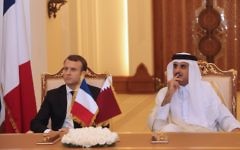 Le président français Emmanuel Macron (à gauche) et l'Émir qatari Cheikh Tamim bin Hamad al-Thani (à droite) assistent à la signature d'accords bilatéraux dans la capitale qatarie Doha. (Crédit : AFP / Karim Jaafar)
