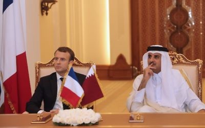 Le président français Emmanuel Macron (à gauche) et l'Émir qatari Cheikh Tamim bin Hamad al-Thani (à droite) assistent à la signature d'accords bilatéraux dans la capitale qatarie Doha. (Crédit : AFP / Karim Jaafar)