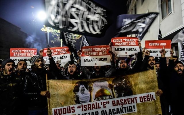 Des manifestants anti-américains et anti-Israël, après la reconnaissance de Jérusalem par Donald Trump, à Istanbul le 7 décembre 2017. (Crédit : AFP/YASIN AKGUL)
