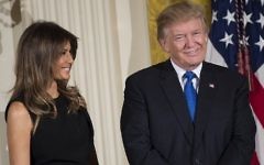 Le président américain Donald Trump et la première dame Melania Trump lors de la réception pour Hanoukka donnée par la Maison Blanche, le 7 décembre 2017 (Crédit : AFP Photo/Saul Loeb)