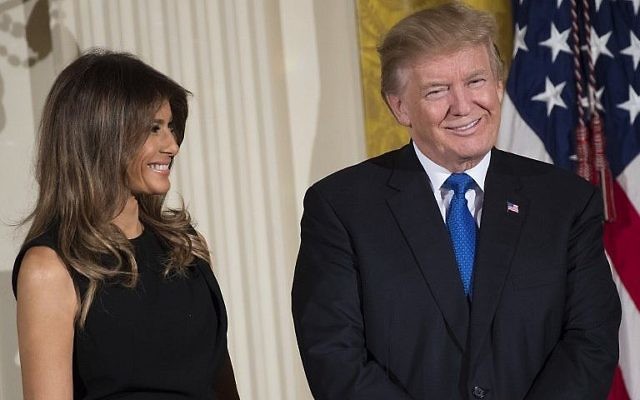 Le président américain Donald Trump et la première dame Melania Trump lors de la réception pour Hanoukka donnée par la Maison Blanche, le 7 décembre 2017 (Crédit : AFP Photo/Saul Loeb) Le président américain Donald Trump et la première dame Melania Trump lors de la réception pour Hanoukka donnée par la Maison Blanche, le 7 décembre 2017 (Crédit : AFP Photo/Saul Loeb)