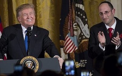 Le président américain Donald Trump s'exprime aux côtés du rabbin Meir Soloveichik, à droite, lors d'une soirée de Hanoukka dans la salle Est de la Maison-Blanche, à Washington, le 7 décembre 2017 (AFP PHOTO / SAUL LOEB)